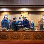 Bupati Adi Arnawa menyampaikan penjelasan terhadap Ranperda tentang Pertanggungjawaban Pelaksanaan APBD Tahun Anggaran 2025 kepada DPRD Kabupaten Badung dalam rapat paripurna, di Ruang Sidang Utama Gosana, Gedung DPRD Badung, Senin, (6/7).