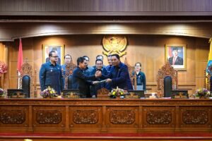 Bupati Adi Arnawa menyampaikan penjelasan terhadap Ranperda tentang Pertanggungjawaban Pelaksanaan APBD Tahun Anggaran 2025 kepada DPRD Kabupaten Badung dalam rapat paripurna, di Ruang Sidang Utama Gosana, Gedung DPRD Badung, Senin, (6/7).