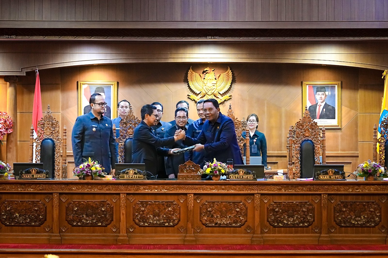 Bupati Adi Arnawa menyampaikan penjelasan terhadap Ranperda tentang Pertanggungjawaban Pelaksanaan APBD Tahun Anggaran 2025 kepada DPRD Kabupaten Badung dalam rapat paripurna, di Ruang Sidang Utama Gosana, Gedung DPRD Badung, Senin, (6/7).
