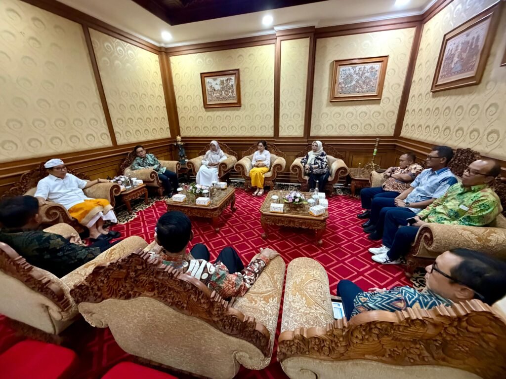 Bupati Wayan Adi Arnawa menerima kunjungan kerja dan study tiru rombongan Pemkab Bandung, Provinsi Jawa Barat di Ruang Tamu Bupati, Pusat Pemerintahan (Puspem) Badung, Selasa (14/7).