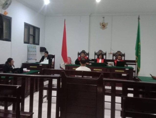 Terdakwa Andri Pratama Mego berada di ruang sidang Pengadilan Negeri Ambon.
