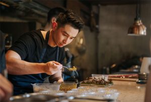 Platform penyedia akomodasi dan pengalaman wisata Airbnb mencatat minat terhadap pengalaman kuliner berbasis budaya lokal terus meningkat, baik dari wisatawan domestik maupun mancanegara.
