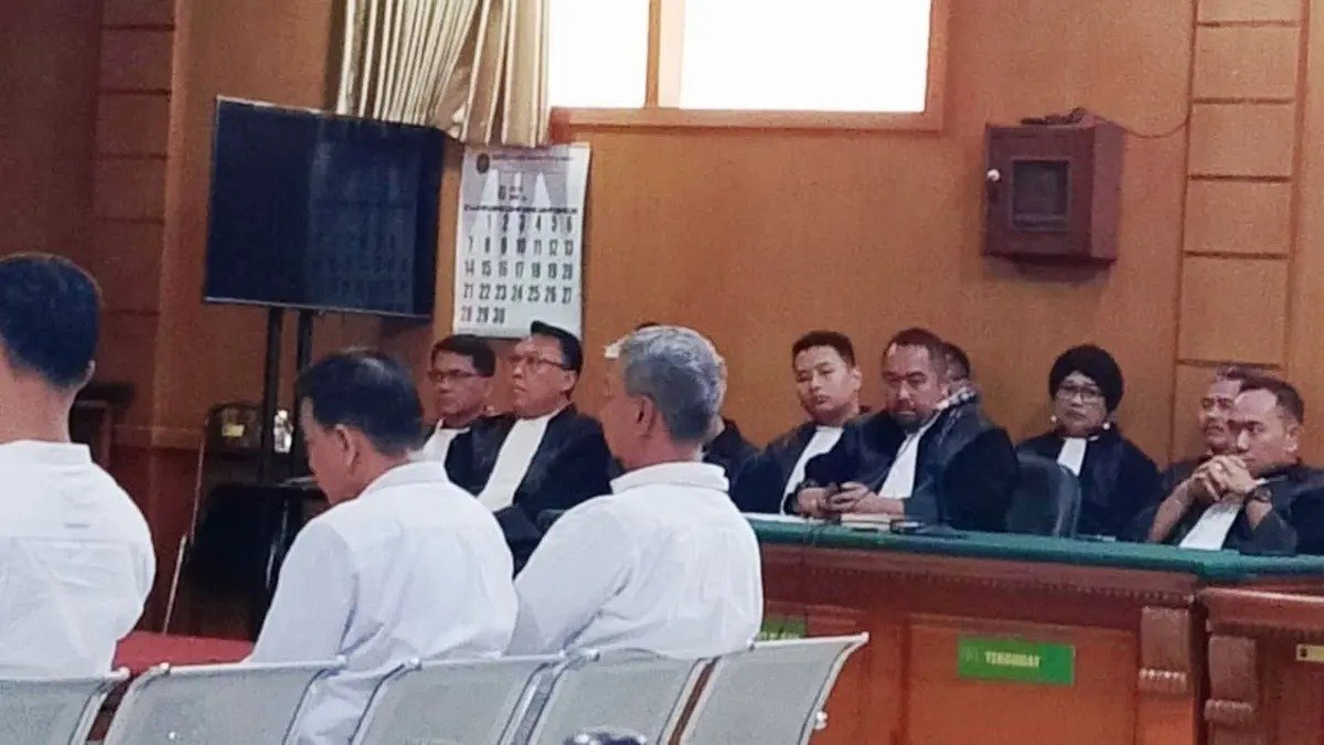 Sidang perdana Mantan Hakim Pengadilan Negeri (PN) Denpasar yang kemudian menjabat Ketua PN Depok, I Wayan EM menjalani sidang perdana perkara dugaan tindak pidana korupsi di PN Bandung, Rabu (1/7/2026).