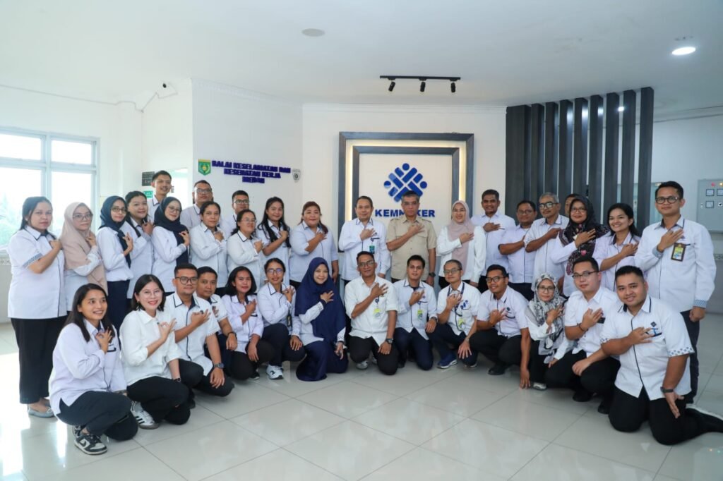 Yassierli saat memberikan arahan kepada jajaran pegawai Balai K3 Medan, Sumatera Utara, Selasa (7/7/2026).