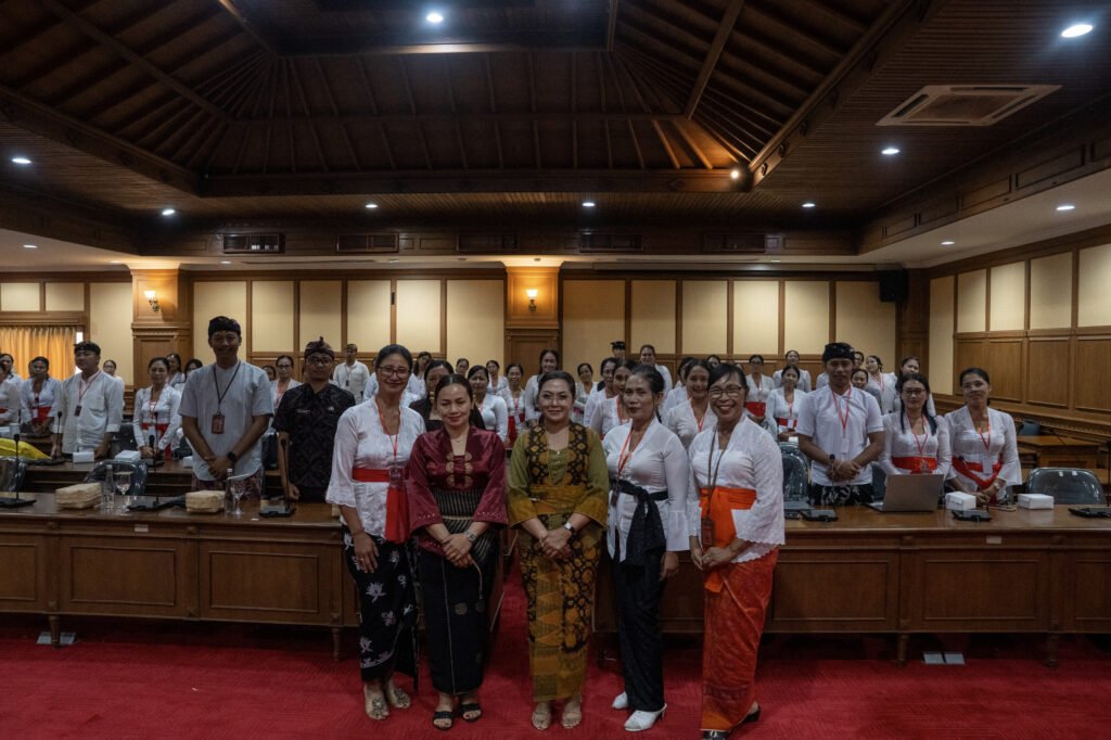 Bunda PAUD Kabupaten Badung, Nyonya Rasniathi Adi Arnawa membuka Workshop Peningkatan SDM Guru dan Tenaga Kependidikan PAUD di Ruang Rapat Madya Gosana, Kantor DPRD Kabupaten Badung, Minggu (5/7). Bunda PAUD Kabupaten Badung, Nyonya Rasniathi Adi Arnawa membuka Workshop Peningkatan SDM Guru dan Tenaga Kependidikan PAUD di Ruang Rapat Madya Gosana, Kantor DPRD Kabupaten Badung, Minggu (5/7).