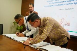 Bupati Klungkung I Made Satria meneken pinjaman daerah senilai Rp50,6 miliar dengan PT Sarana Multi Infrastruktur (PT SMI), Senin (6/7/2026).