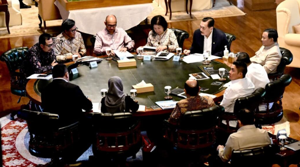 Presiden Prabowo Subianto menerima Ketua Dewan Ekonomi Nasional (DEN) Luhut Binsar Pandjaitan, beserta jajaran Dewan Ekonomi Nasional di kediaman pribadinya di Hambalang, Kabupaten Bogor, Provinsi Jawa Barat, pada Selasa petang, 14 Juli 2026.