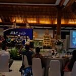 Direktur Pengembangan Pelayanan Kesehatan Rujukan Kementerian Kesehatan, dr. Yanti Herman, M.H.Kes., (pada layar) saat memberikan paparan secara daring dalam kegiatan Monev Medical Wellness Tourism Bali yang diselenggarakan BMTA di Hotel Puri Santrian, Sanur, Denpasar, Jumat (10/7/2026). (Foto: M-011)