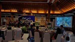 Direktur Pengembangan Pelayanan Kesehatan Rujukan Kementerian Kesehatan, dr. Yanti Herman, M.H.Kes., (pada layar) saat memberikan paparan secara daring dalam kegiatan Monev Medical Wellness Tourism Bali yang diselenggarakan BMTA di Hotel Puri Santrian, Sanur, Denpasar, Jumat (10/7/2026). (Foto: M-011)