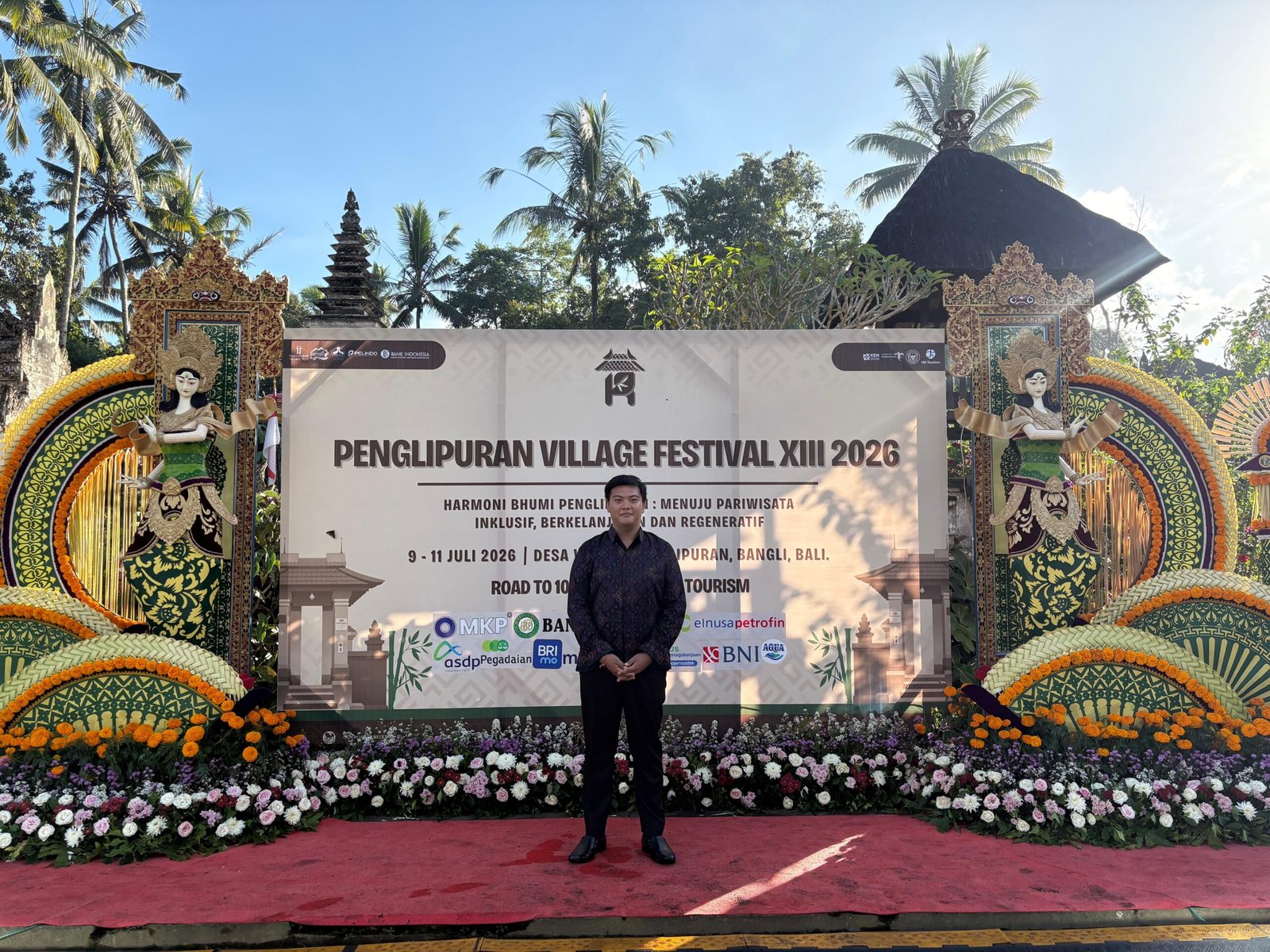 I Nyoman Agus Gelgel Prawira Putra, S.T. dari Bali Waste Cycle (BWC) menjadi narasumber dalam talkshow bertajuk "Bijak Mengelola Sampah, Cerdas Menjaga Lingkungan" pada Jumat (10/7/2026). Kegiatan yang merupakan bagian dari rangkaian Penglipuran Village Festival (PVF) 2026.