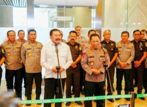 Jaksa Agung RI Sanitiar Burhanuddin (kiri) dan Kapolri Jenderal Polisi Listyo Sigit Prabowo saat menggelar konferensi pers, di Gedung Kejaksaan Agung, Jakarta Selatan, Senin (13/7/2026).