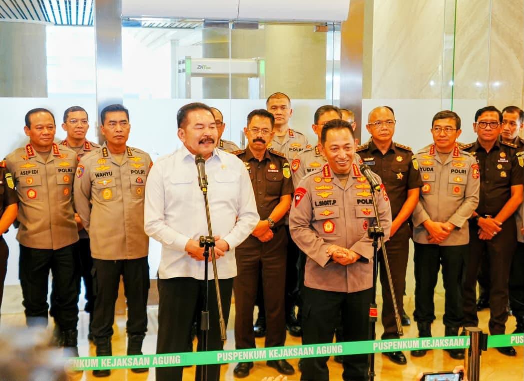Jaksa Agung RI Sanitiar Burhanuddin (kiri) dan Kapolri Jenderal Polisi Listyo Sigit Prabowo saat menggelar konferensi pers, di Gedung Kejaksaan Agung, Jakarta Selatan, Senin (13/7/2026).