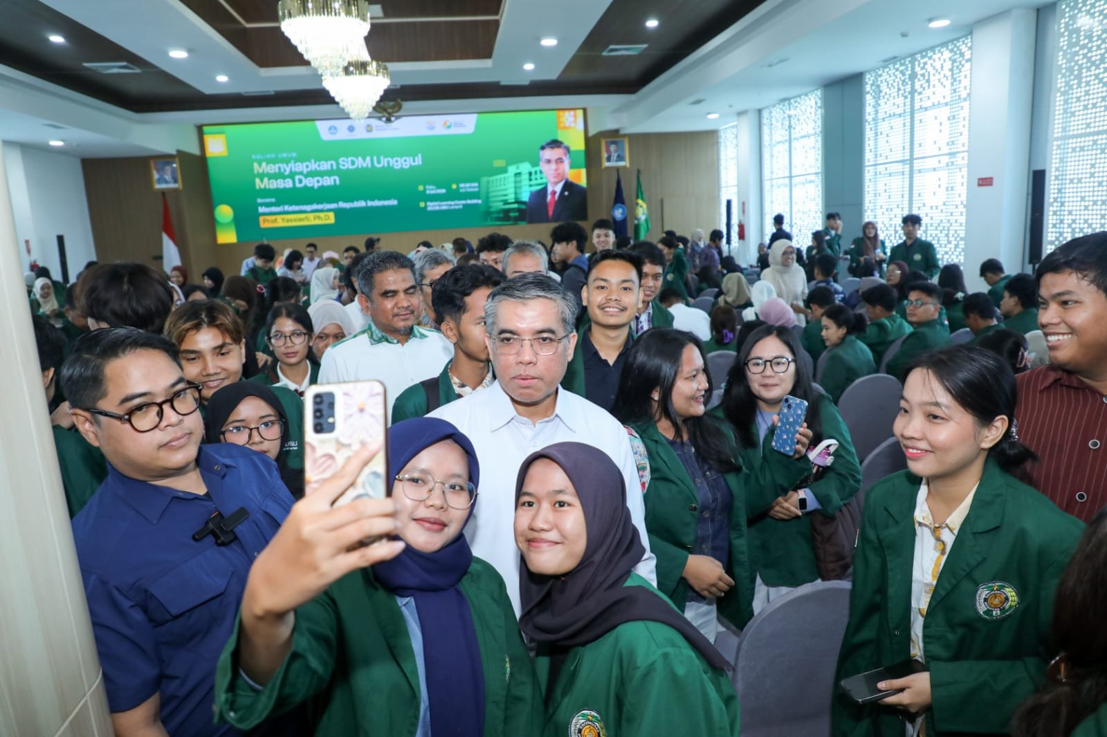 Menaker Yassierli ketika memberikan Kuliah Umum bertema Menyiapkan SDM Unggul Masa Depan, di Universitas Sumatera Utara (USU), Rabu (8/7/2026).