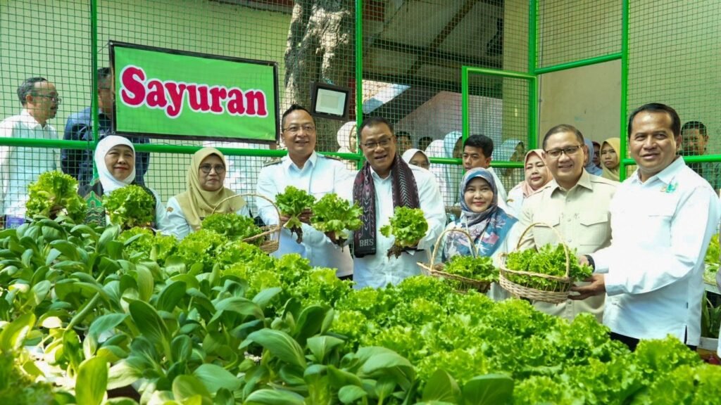 Menteri Lingkungan Hidup/Kepala Badan Pengendalian Lingkungan Hidup Moh Jumhur Hidayat, meninjau SMA Negeri 1 Gresik guna mendorong pembentukan generasi muda peduli kelestarian bumi sekaligus mendukung ketahanan pangan nasional.