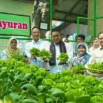 Menteri Lingkungan Hidup/Kepala Badan Pengendalian Lingkungan Hidup Moh Jumhur Hidayat, meninjau SMA Negeri 1 Gresik guna mendorong pembentukan generasi muda peduli kelestarian bumi sekaligus mendukung ketahanan pangan nasional.