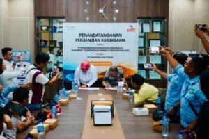 penandatanganan kerja sama antara PT Pengembangan Pariwisata Indonesia (Persero) atau InJourney Tourism Development Corporation (ITDC) dengan PT Narmada Awet Muda di pabrik perusahaan di Lombok Barat, Senin (13/7/2026).