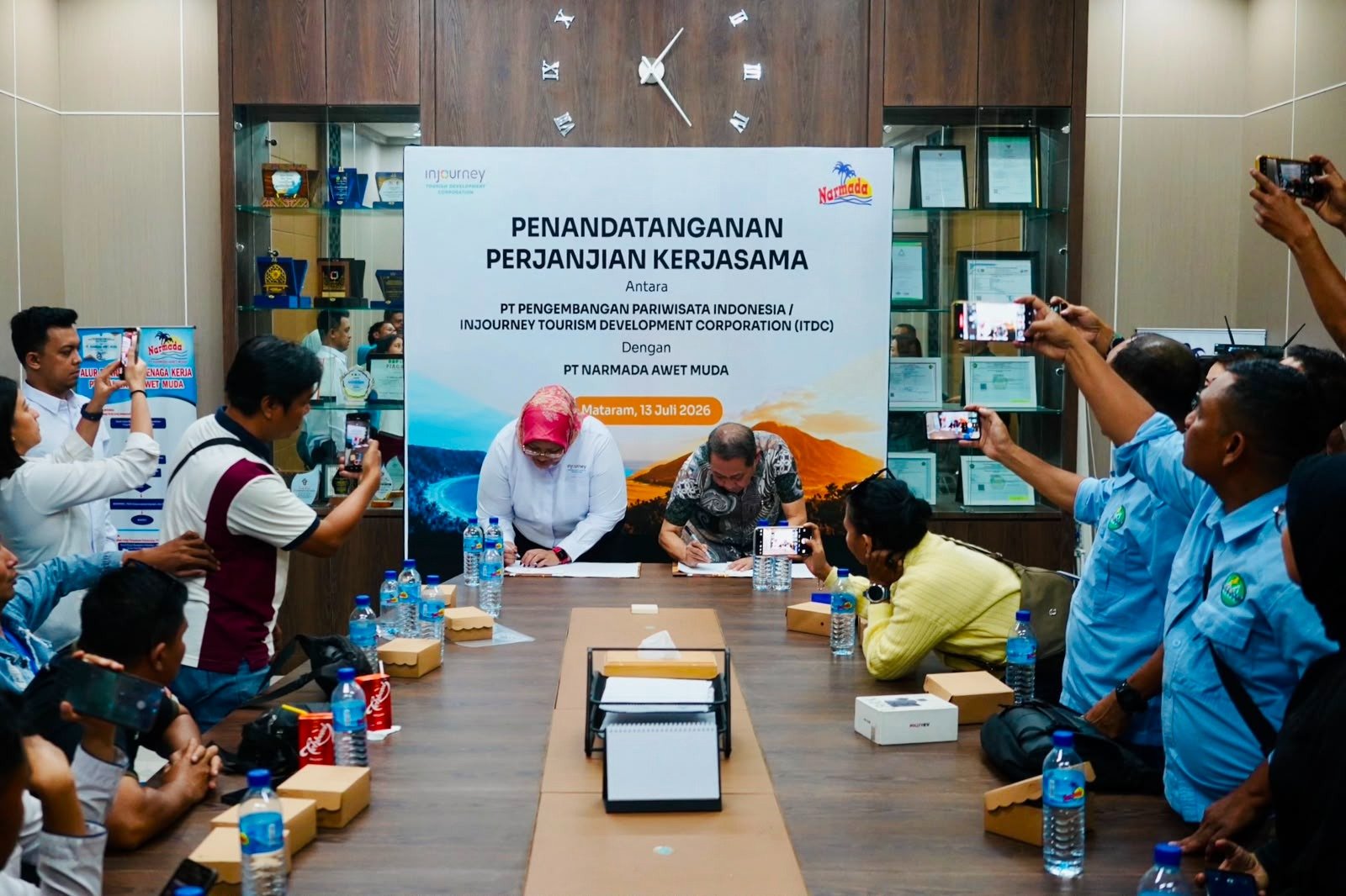 penandatanganan kerja sama antara PT Pengembangan Pariwisata Indonesia (Persero) atau InJourney Tourism Development Corporation (ITDC) dengan PT Narmada Awet Muda di pabrik perusahaan di Lombok Barat, Senin (13/7/2026).