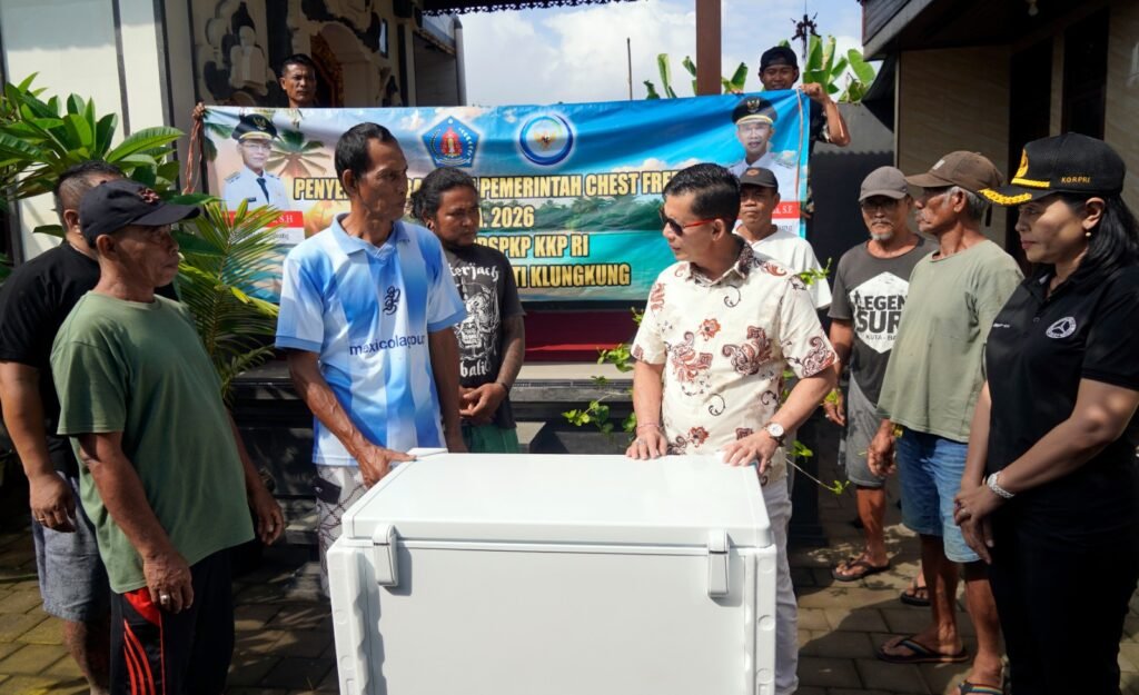 Nelayan Klungkung Terima Bantuan Freezer