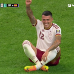 Pedro Porro mengangkat tangan merayakan gol spektakulernya ke gawang Prancis. Les Bleus dibuat tak berdaya, Spanyol melesat ke final Piala Dunia 2026 dengan kemenangan meyakinkan 2-0.