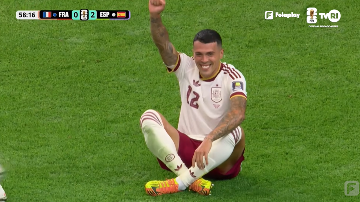 Pedro Porro mengangkat tangan merayakan gol spektakulernya ke gawang Prancis. Les Bleus dibuat tak berdaya, Spanyol melesat ke final Piala Dunia 2026 dengan kemenangan meyakinkan 2-0.