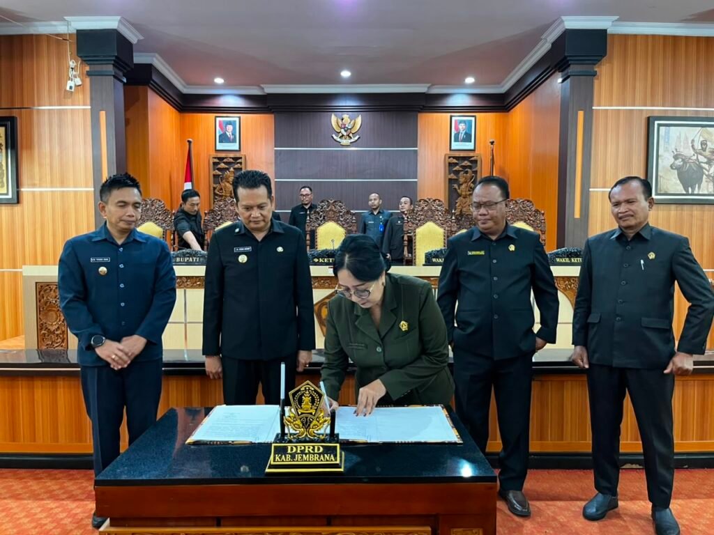 Ketua DPRD Kabupaten Jembrana, Ni Made Sri Sutharmi, menandatangani berita acara persetujuan bersama Rancangan Peraturan Daerah (Ranperda) tentang Pertanggungjawaban Pelaksanaan APBD Tahun Anggaran 2025 dalam Rapat Paripurna DPRD Kabupaten Jembrana, Senin (13/7/2026).