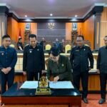 Ketua DPRD Kabupaten Jembrana, Ni Made Sri Sutharmi, menandatangani berita acara persetujuan bersama Rancangan Peraturan Daerah (Ranperda) tentang Pertanggungjawaban Pelaksanaan APBD Tahun Anggaran 2025 dalam Rapat Paripurna DPRD Kabupaten Jembrana, Senin (13/7/2026).