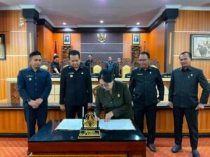 Ketua DPRD Kabupaten Jembrana, Ni Made Sri Sutharmi, menandatangani berita acara persetujuan bersama Rancangan Peraturan Daerah (Ranperda) tentang Pertanggungjawaban Pelaksanaan APBD Tahun Anggaran 2025 dalam Rapat Paripurna DPRD Kabupaten Jembrana, Senin (13/7/2026).