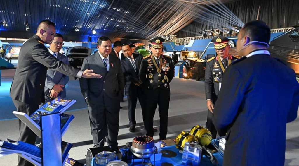 Presiden Prabowo Subianto meninjau Pameran Bhayangkara yang digelar dalam rangka Peringatan ke-80 Hari Bhayangkara Tahun 2026 di Lapangan Satuan Latihan Korbrimob, Cikeas, Kabupaten Bogor, pada Rabu, 1 Juli 2026.