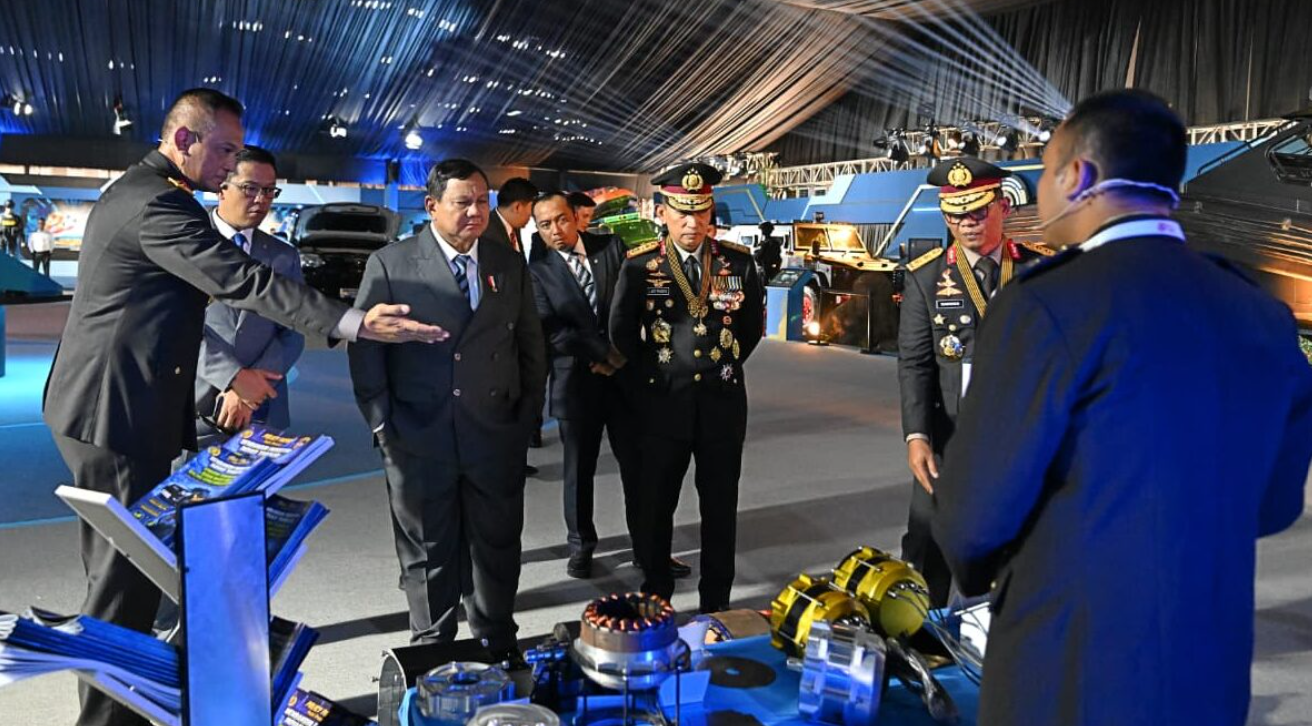 Presiden Prabowo Subianto meninjau Pameran Bhayangkara yang digelar dalam rangka Peringatan ke-80 Hari Bhayangkara Tahun 2026 di Lapangan Satuan Latihan Korbrimob, Cikeas, Kabupaten Bogor, pada Rabu, 1 Juli 2026.