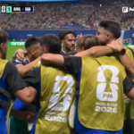 Skuad Argentina merayakan gol penyeimbang Enzo Fernandez yang mengubah jalannya pertandingan. Tujuh menit kemudian, Lautaro Martinez melengkapi comeback spektakuler untuk mengubur mimpi Inggris.