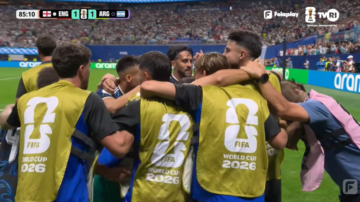 Skuad Argentina merayakan gol penyeimbang Enzo Fernandez yang mengubah jalannya pertandingan. Tujuh menit kemudian, Lautaro Martinez melengkapi comeback spektakuler untuk mengubur mimpi Inggris.