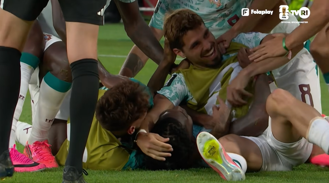 Selebrasi penuh emosi mewarnai kemenangan Portugal atas Kroasia. Goncalo Ramos menjadi pahlawan setelah mencetak gol pada menit 90+4 yang memastikan Selecao das Quinas menang dramatis 2-1 dan melaju ke babak 16 besar Piala Dunia.
