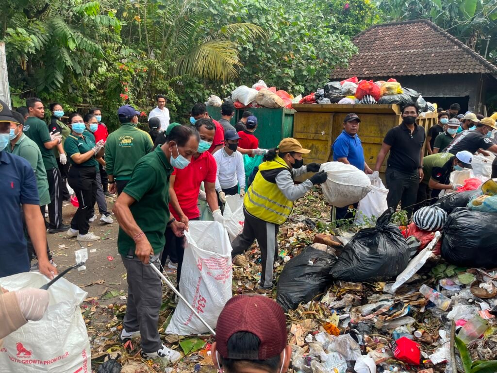 Sekretaris Daerah Jembrana I Made Budiasa turun langsung memantau sekaligus memimpin proses pemilahan sampah bersama petugas Dinas Lingkungan Hidup, Perumahan, dan Kawasan Permukiman (LHPKP).
