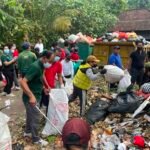 Sekretaris Daerah Jembrana I Made Budiasa turun langsung memantau sekaligus memimpin proses pemilahan sampah bersama petugas Dinas Lingkungan Hidup, Perumahan, dan Kawasan Permukiman (LHPKP).