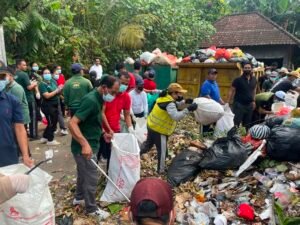 Sekretaris Daerah Jembrana I Made Budiasa turun langsung memantau sekaligus memimpin proses pemilahan sampah bersama petugas Dinas Lingkungan Hidup, Perumahan, dan Kawasan Permukiman (LHPKP).