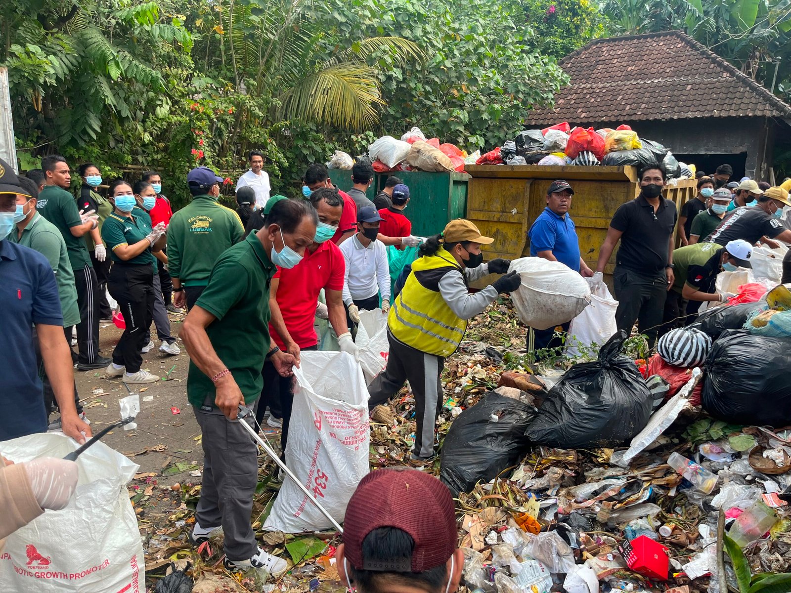 Sekretaris Daerah Jembrana I Made Budiasa turun langsung memantau sekaligus memimpin proses pemilahan sampah bersama petugas Dinas Lingkungan Hidup, Perumahan, dan Kawasan Permukiman (LHPKP).