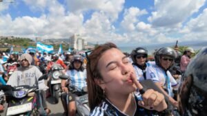 Rayakan Kemenangan Timnas Argentina, warga Kota Ambon Konvoi kendaraan memadati Jembatan Merah Putih.