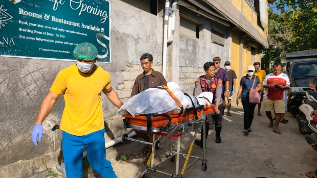 Jasat Allan Klingenberg Larsen (42), dievakuasi setelah ditemukan meninggal dunia di Desa Lembongan, Kecamatan Nusa Penida, Kabupaten Klungkung, Bali, Senin (29/6/2026)