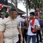Pengawal pribadi gubernur bernama Rohim terlihat mencegat seorang mahasiswa asal Seram Utara yang hendak menemui Gubernur Maluku.