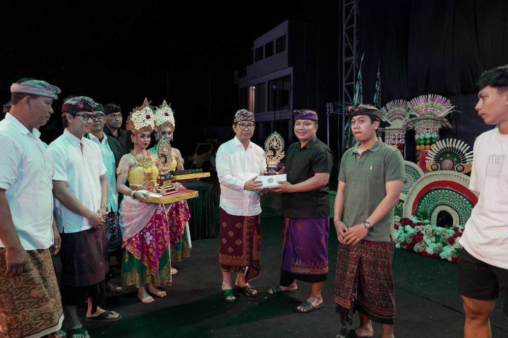 Bupati Adi Arnawa saat hadiri Porsenides Desa Canggu 2026 di Lapangan Desa Canggu, Kecamatan Kuta Utara, Sabtu (22/8).