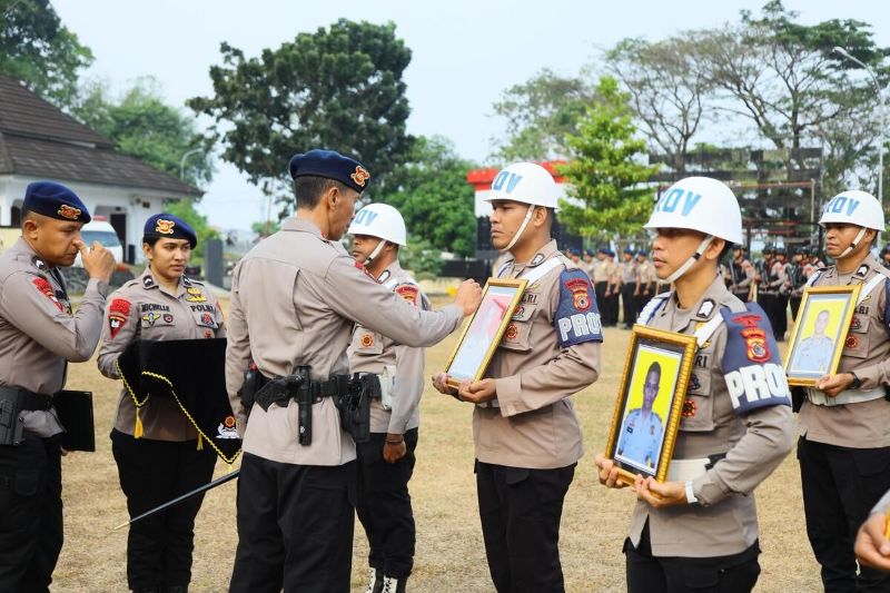 Prosesi PTDH terhadap delapan anggota tersebut berlangsung tanpa kehadiran para personel yang diberhentikan.